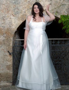 Johanna Dray égérie d'une nouvelle collection de robe de mariée grande taille 46