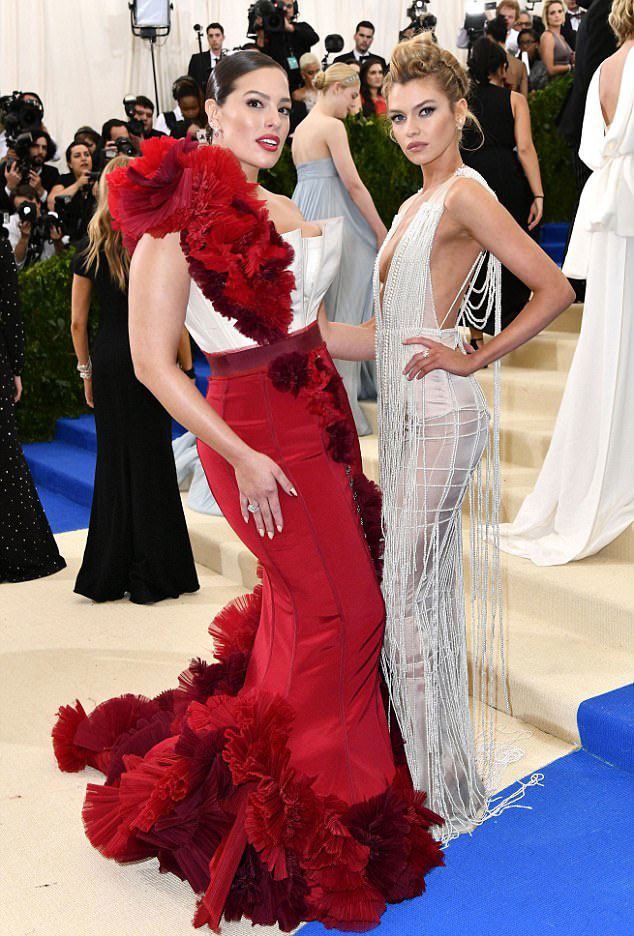 Ashley Graham en robe H&M pour le Met Gala 30