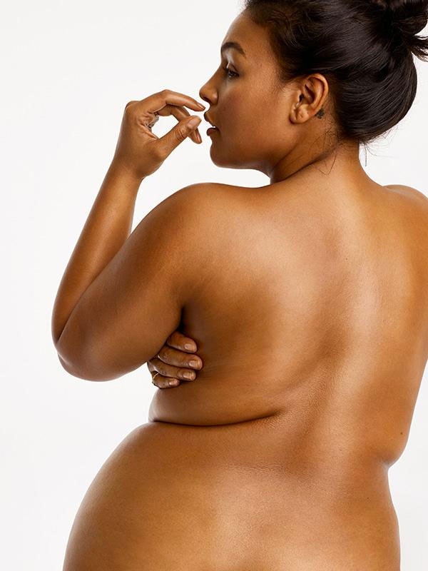 Paloma Elsesser nue pour Glossier