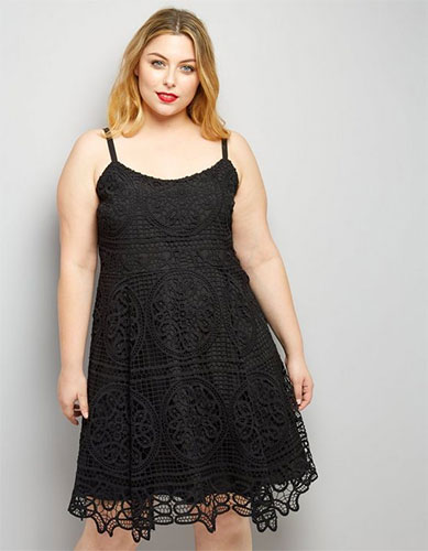 Robes noires grande taille en dentelle