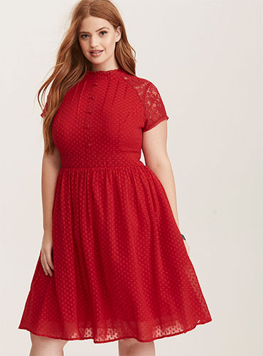 10 robes grande taille en dentelle rouge : Sexy et festive tout en un ! 57