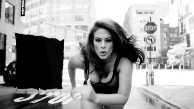 Ashley Graham, puissante, forte et sexy pour le magazine Love 34