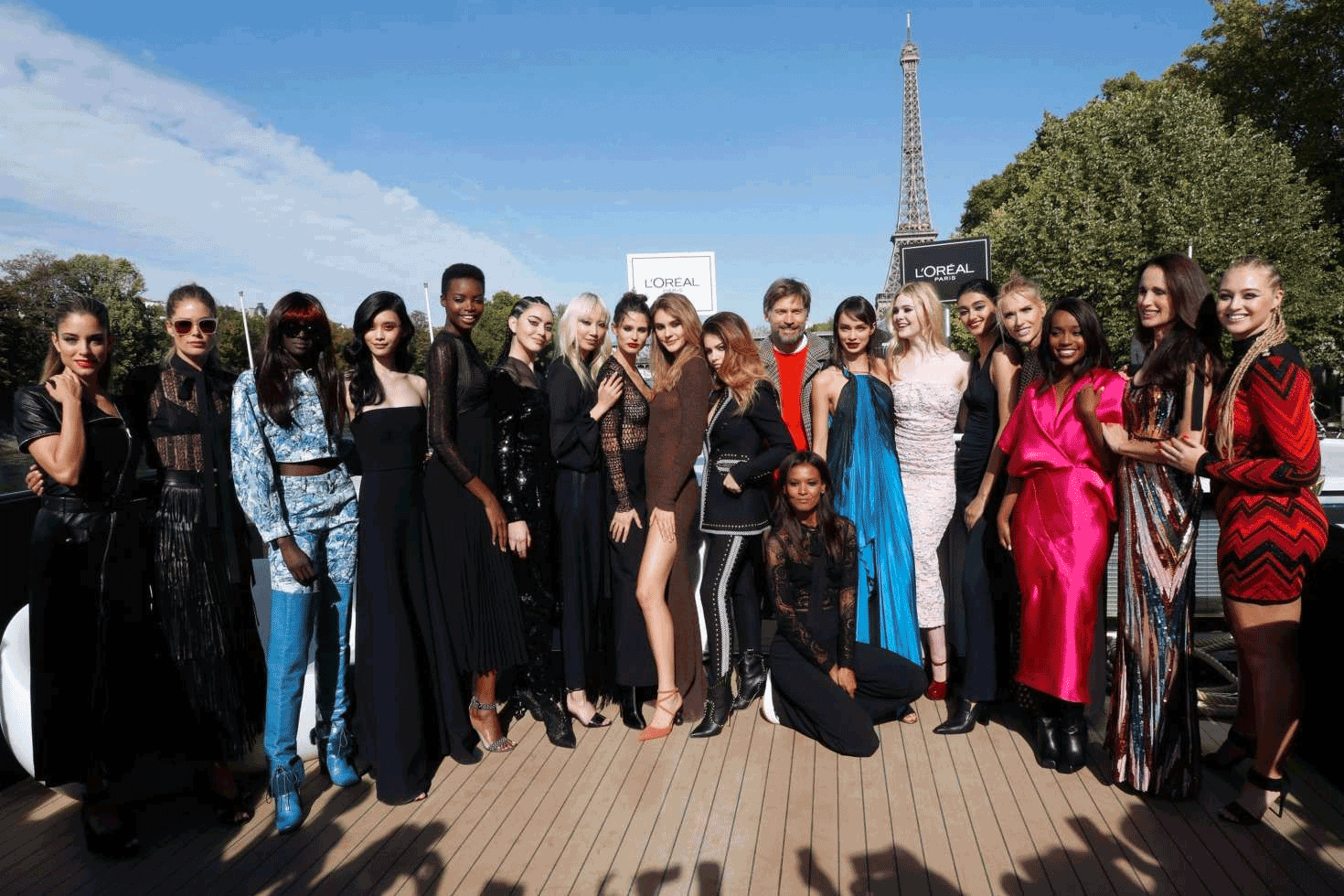 Iskra Lawrence participe au premier défilé sur la seine avec L'Oréal Paris 32