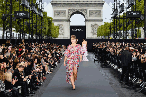 Iskra Lawrence participe au premier défilé sur la seine avec L'Oréal Paris 33