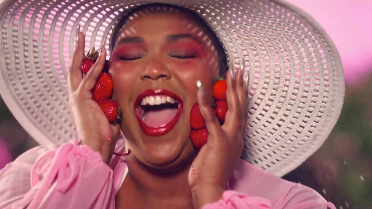 Wooooo ! Lizzo est à croquer dans la nouvelle campagne d'Absolut juice #GetJuicy 36