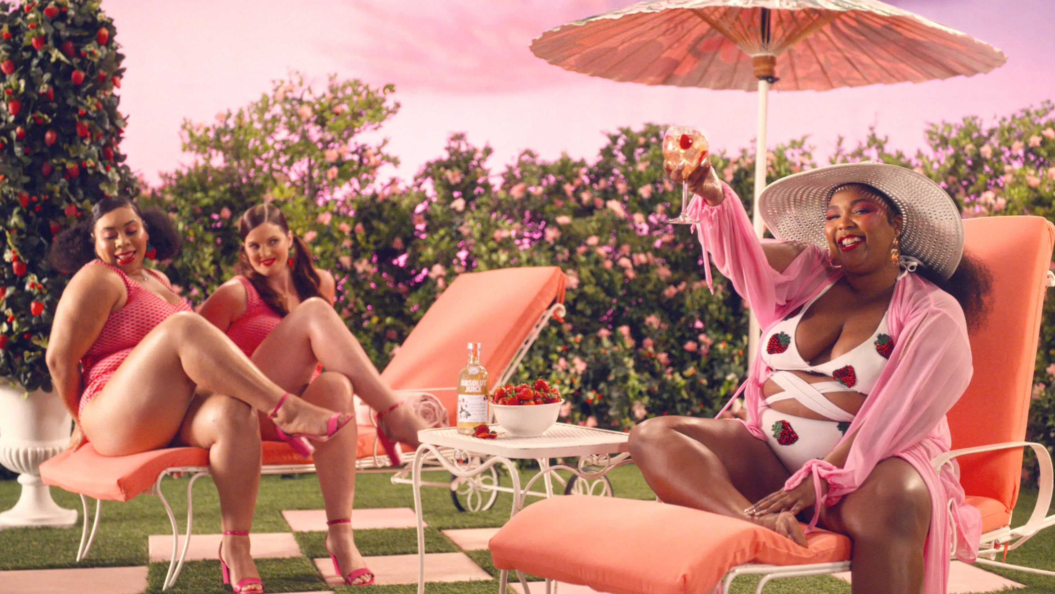 Wooooo ! Lizzo est à croquer dans la nouvelle campagne d'Absolut juice #GetJuicy 35