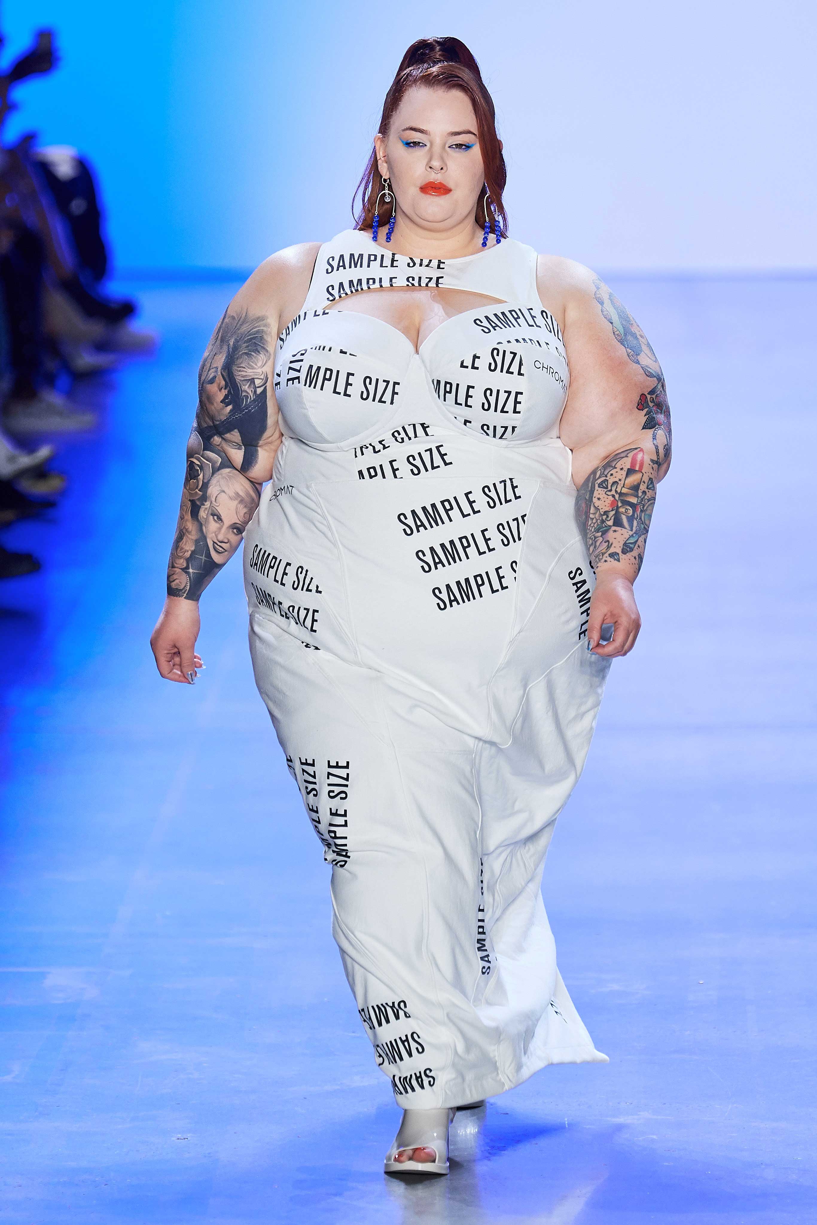 Tess Holliday défile pour Chromat dans une robe qui est toute une déclaration ! 32