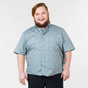 chemise verte/bleue grande taille sur un homme