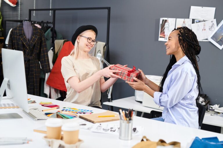 2 femmes se donnent un cadeau