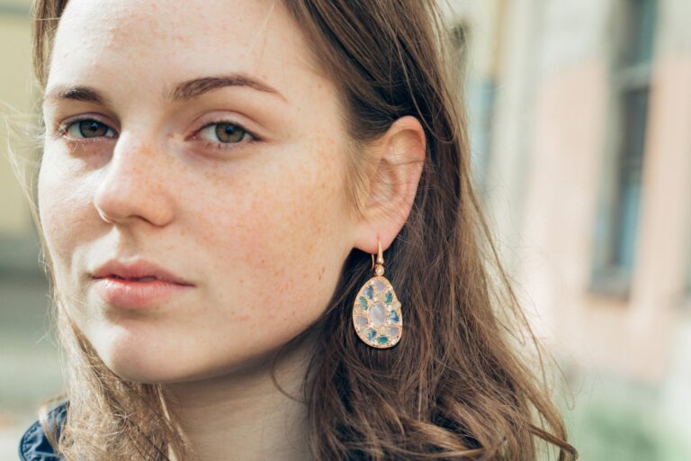 Boucles d’oreilles qui subliment les morphologies : créoles. pendantes ou puces ? boucles d'oreille créole